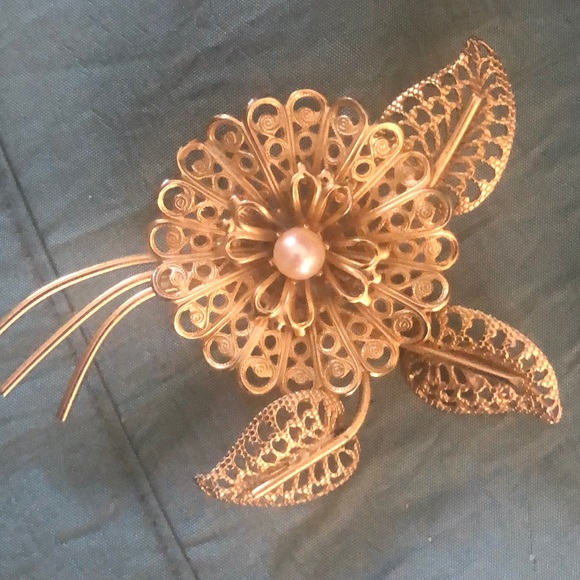 Jewelry - Floral VTG filigree gold tone and pearl brooch.
